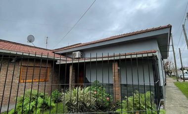 Casa en  venta de 4 ambientes con cochera, patio y parrilla - Wilde