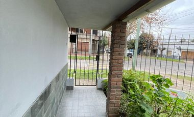 Casa en  venta de 4 ambientes con cochera, patio y parrilla - Wilde