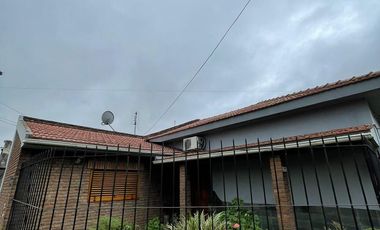 Casa en  venta de 4 ambientes con cochera, patio y parrilla - Wilde
