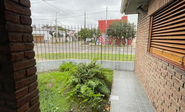 Casa en  venta de 4 ambientes con cochera, patio y parrilla - Wilde