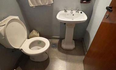 Casa en  venta de 4 ambientes con cochera, patio y parrilla - Wilde
