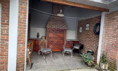 Casa en  venta de 4 ambientes con cochera, patio y parrilla - Wilde