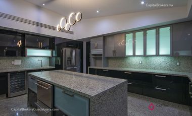 Casa de Lujo en Santa Anita Club de Golf en Venta zona Sur