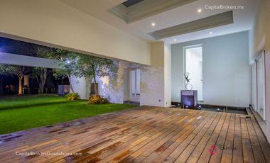 Casa de Lujo en Santa Anita Club de Golf en Venta zona Sur