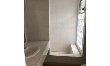 SE VENDE AMPLIA CASA EN SAN ANTONIO