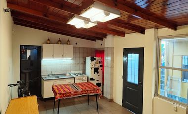 CASA CON DEPTO CALLE AMBROSETTI