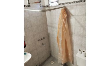 CASA CON DEPTO CALLE AMBROSETTI