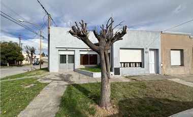 Casa con salón comercial