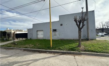 Casa con salón comercial