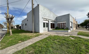 Casa con salón comercial