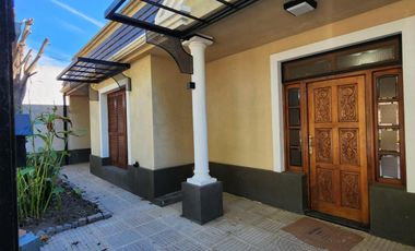 SEÑORIAL PROPIEDAD CON PISCINA