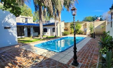 SEÑORIAL PROPIEDAD CON PISCINA
