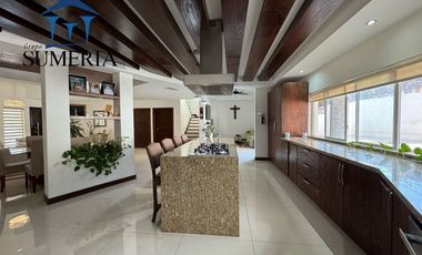 Venta de hermosa y amplia casa CON ALBERCA, Valle Escondido