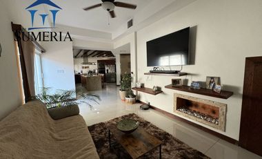 Venta de hermosa y amplia casa CON ALBERCA, Valle Escondido