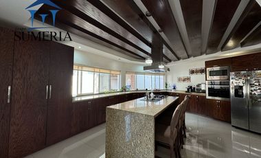 Venta de hermosa y amplia casa CON ALBERCA, Valle Escondido