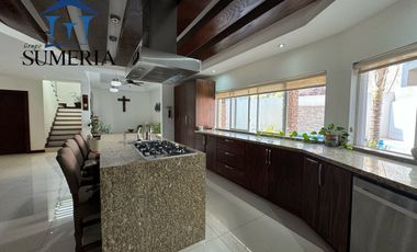 Venta de hermosa y amplia casa CON ALBERCA, Valle Escondido