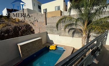 Venta de hermosa y amplia casa CON ALBERCA, Valle Escondido