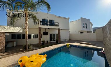 Venta de hermosa y amplia casa CON ALBERCA, Valle Escondido