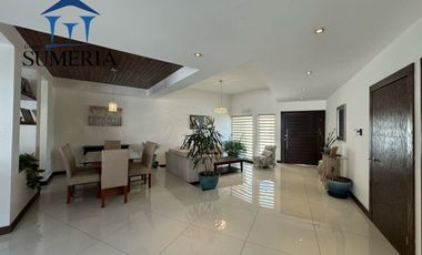 Venta de hermosa y amplia casa CON ALBERCA, Valle Escondido