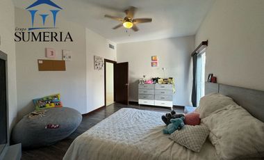 Venta de hermosa y amplia casa CON ALBERCA, Valle Escondido