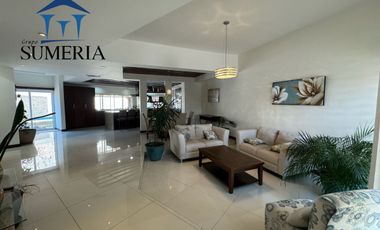 Venta de hermosa y amplia casa CON ALBERCA, Valle Escondido