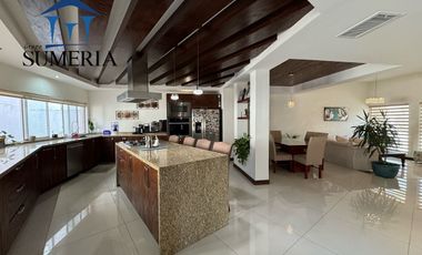 Venta de hermosa y amplia casa CON ALBERCA, Valle Escondido