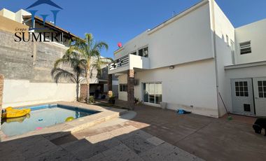 Venta de hermosa y amplia casa CON ALBERCA, Valle Escondido