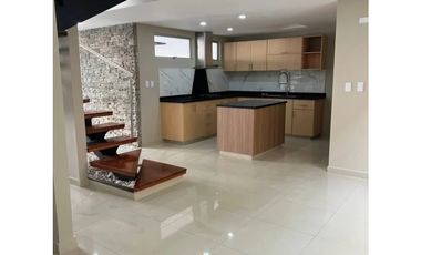 EN VENTA ESPECTACULAR CASA DUPLEX