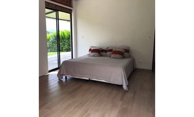 Casa campestre en condominio, La Palmilla, vía Alcalá