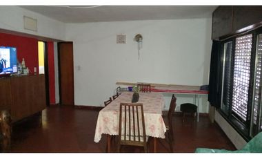 Casa en Venta VILLA LUGANO 5 ambientes 2 baños Garaje Patio Parrilla Balcon Terraza En 2 plantas