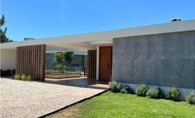 CASA EN VENTA EN  COSTA ESMERALDA Bº ECUESTRE