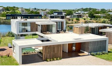 CASA EN VENTA EN  COSTA ESMERALDA Bº ECUESTRE