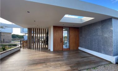 CASA EN VENTA EN  COSTA ESMERALDA Bº ECUESTRE