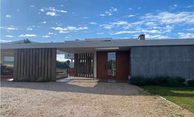 CASA EN VENTA EN  COSTA ESMERALDA Bº ECUESTRE