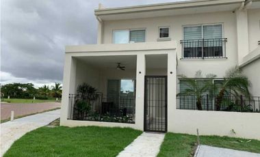 Se vende Town Home en Santa María, The Reserve