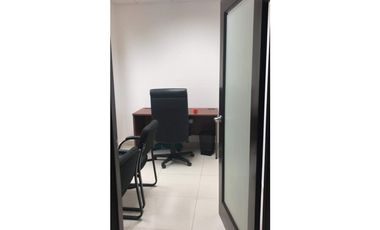 Se alquila oficina amoblada, grande y cómoda.