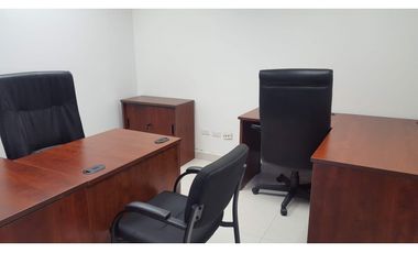 Se alquila oficina amoblada, grande y cómoda.