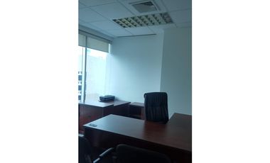 Se alquila oficina amoblada, grande y cómoda.