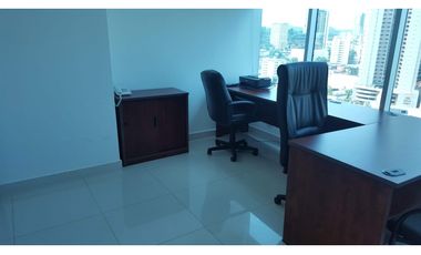 Se alquila oficina amoblada, grande y cómoda.