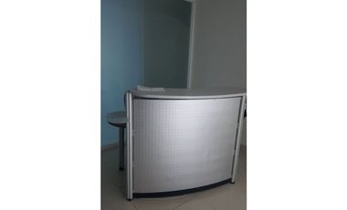 Se alquila oficina amoblada, grande y cómoda.