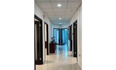 Se alquila oficina amoblada, grande y cómoda.