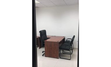 Se alquila oficina amoblada, grande y cómoda.