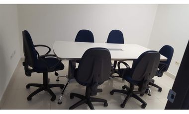 Se alquila oficina amoblada, grande y cómoda.