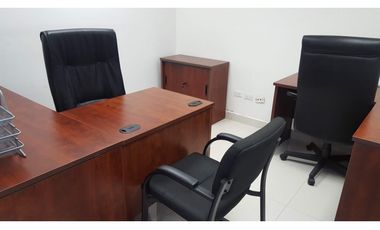 Se alquila oficina amoblada, grande y cómoda.