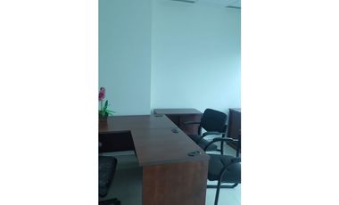 Se alquila oficina amoblada, grande y cómoda.