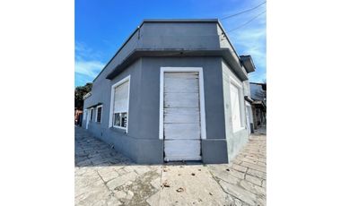 VENTA IMPORTANTE ESQUINA-CASA 3 AMB. MAS LOCAL COMERCIAL