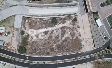 Venta de Terreno Comercial y de Servicios. - (3)