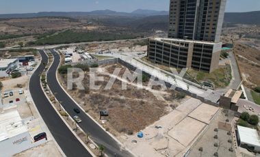 Venta de Terreno Comercial y de Servicios. - (3)