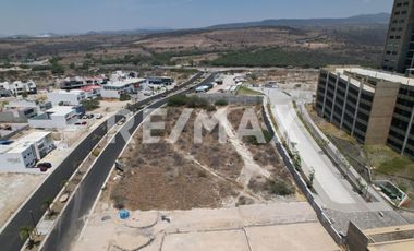 Venta de Terreno Comercial y de Servicios. - (3)