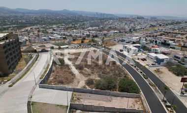 Venta de Terreno Comercial y de Servicios. - (3)